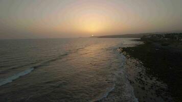 antenn se av pittoresk ö landskap i solnedgång tid på de hav, gran canaria ö, Spanien video