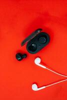 Wireless headphones and headphones with wires photo