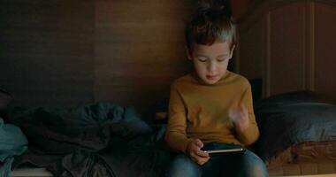 kind in slaapkamer browsen web Aan slim telefoon video