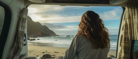 joven mujer en su camper disfrutando un escénico playa vista, un tranquilo momento de pasión de viajar y aventura. generativo ai foto