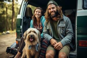 hipster Pareja y su perro disfrutando un cámping aventuras en un mini camioneta aventura, cámping en el genial al aire libre, creando perdurable recuerdos. generativo ai foto