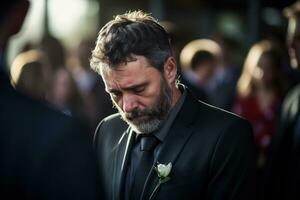 de cerca Disparo de un mayor hombre en frente de un funeral ramo de flores ai generado foto