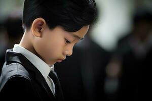 retrato de pequeño asiático chico con triste expresion.funeral concepto ai generado foto