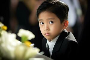 retrato de pequeño asiático chico con triste expresion.funeral concepto ai generado foto