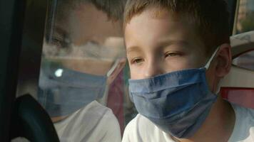 trött av levande med mask. barn i stad buss video