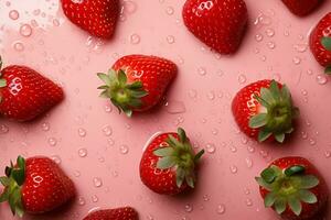 parte superior ver de fresas con agua gotas en un pastel rosado fondo, ofrecimiento blanco espacio en el medio ai generado foto