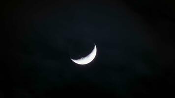 espaço de tempo do comovente lua em noite céu video