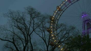 Visão do a ferris roda a partir de a chão, viena, Áustria video