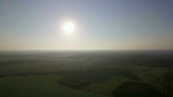 antenne groen landschap en zonneschijn video