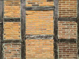 bella textura de antiguas paredes de ladrillo con entramado de madera encontradas en alemania. foto