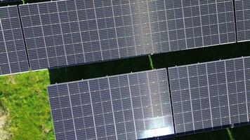 aéreo ver de un grande solar parque para alternativa energía producción. foto