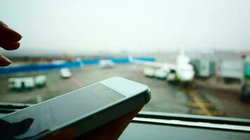 kvinna använder sig av smart telefon på de flygplats video
