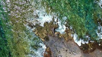 grande atlántico Oceano olas reunirse el rocoso costas de el canario isla de tenerife foto