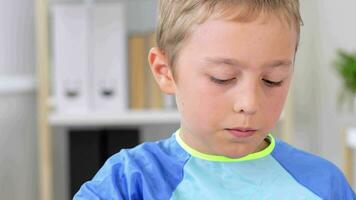 twee kinderen zijn schilderij Bij een tafel video