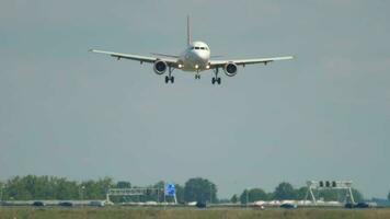 Ámsterdam, el Países Bajos julio 26, 2017 - easyjet aerobús a319 sol ezeb, aterrizaje en pista 18r polderbaan. barco aeropuerto, Ámsterdam, Holanda video