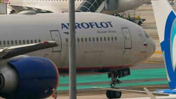 Phuket, Thailand Februar 25, 2023 - - boeing 777, ra73142 von aeroflot rollen beim Phuket Flughafen. Flugzeug im Preflight Instandhaltung und ihr Schwänze beim das Flughafen Nächster zu das Passagier Terminal video