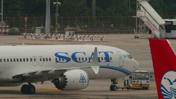 phuket, Thailand februari 26, 2023 - trekker slepen Jet vlak van scat Bij phuket luchthaven, medium schot. preflight vliegtuig onderhoud. vlucht krijgen klaar naar nemen uit video