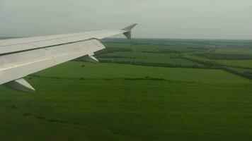 das flugzeug, das vor der landung des flughafens von kazan absteigt, blick aus dem flugzeug-bullauge. video