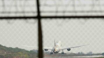 Passagier Flugzeug mit unkenntlich Lackierung Gewinnung Geschwindigkeit und nehmen aus video