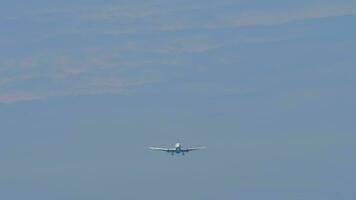 imágenes de avión que se acerca aterrizaje. chorro avión en el cielo. pasajero aeronave moscas, frente ver video