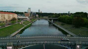 aéreo imágenes encima el puente terminado el neris río en Vilnius video