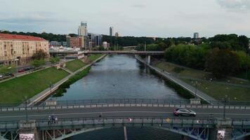 aereo metraggio sopra il ponte al di sopra di il neris fiume nel vilnius video