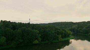 aérien vue de le parc, rivière, et la télé la tour video