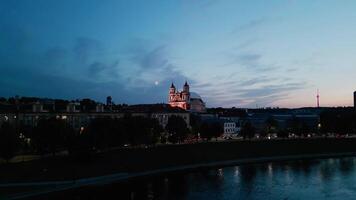 Antenne Aussicht von das Kirche von Heilige James und philip beim Nacht. Vilnius, Litauen video