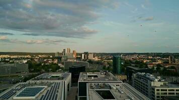 aéreo Câmera Visão do a cidade Centro do Vilnius, Lituânia. panorâmico Visão do a cidade Centro ocupado a partir de uma drone. balões dentro a céu. video