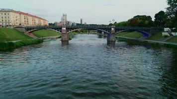 aereo metraggio sotto il fiume e ponte al di sopra di il neris fiume nel vilnius video