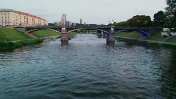aéreo imágenes debajo el río y puente terminado el neris río en Vilnius video