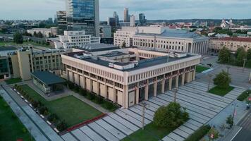 aéreo cámara vista. seimas de el lituano parlamento en Vilnius video