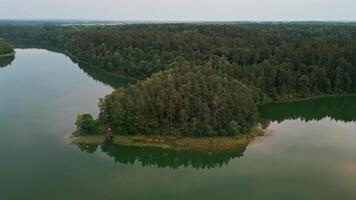 volante su di il isola nel il mezzo di il lago. asveja è il il più lungo lago nel Lituania video