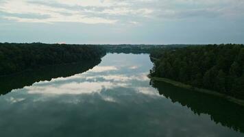 témoin le le coucher du soleil plus de le le plus long Lac de au-dessus de, embrassé par une vaste étendue de dense forêt. asvéja est le le plus long Lac dans Lituanie video