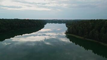 testimone il tramonto al di sopra di il il più lungo lago a partire dal sopra, abbracciato di un' vasto distesa di denso foresta. asveja è il il più lungo lago nel Lituania video