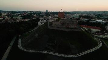 Sonnenuntergang Antenne Aussicht von Gediminas Turm, das verbleibend Teil von das Oberer, höher Schloss im Vilnius. video