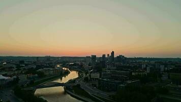 aéreo ver de Vilnius ciudad a puesta de sol video