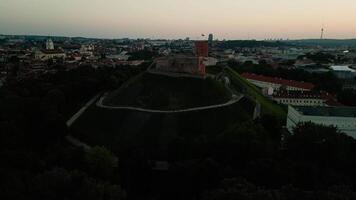 Sonnenuntergang Antenne Aussicht von Gediminas Turm, das verbleibend Teil von das Oberer, höher Schloss im Vilnius. video