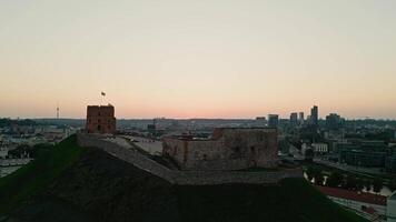 panorama- se av gediminas torn, vilnius stad på solnedgång video