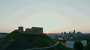 Câmera vem mais perto para gediminas torre e centro da cidade Vilnius, Lituânia video