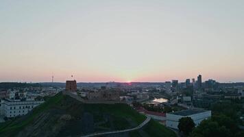 fantastisk antenn se av gediminas torn och stadens centrum vilnius, litauen på solnedgång video