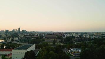 panoramisch visie van vilnius, Litouwen met een visie van gediminas toren en de stad centrum Bij zonsondergang video