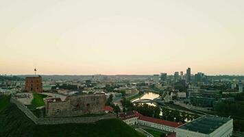 dall'alto al basso aereo Visualizza di gediminas Torre e il centro di vilnius a tramonto video