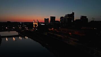 antenne visie van Vilnius stad en rivier- Bij nacht video