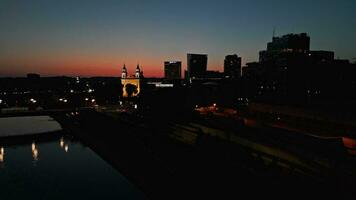 Zoomen aus Antenne Aussicht von vilnius Stadt beim Nacht video