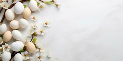 plano lei Pascua de Resurrección composición con primavera flores y pintado huevos. foto