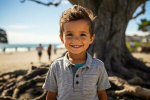 chico cuatro años antiguo felizmente poses para cámara en san diego foto