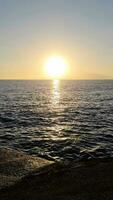 magnifique le coucher du soleil à une rocheux plage sur le canari île tenerife. video