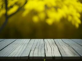 de madera mesa y difuminar tropical amarillo color fondo, producto monitor montaje. alto calidad foto 8k fhd ai generado