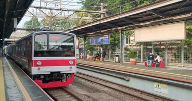 Jakarta, Indonesien -Die Zug kommt an beim das Bahnhof. video